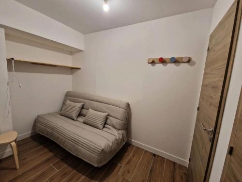 - un canapé dans un coin de pièce dans l'établissement Résidence Varsea - Studio récent 3 lits avec balcon sud MAE-0021, à Vars