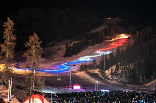 une foule de personnes sur une piste de ski la nuit dans l'établissement Chalet Des Rennes - Appart tout confort plein sud dans résidence de standing & garage au pied des pistes MAE-0001, à Vars