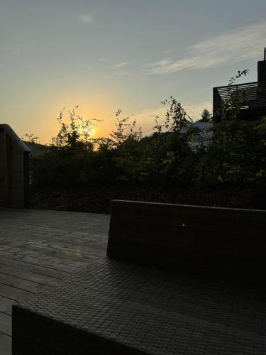 a sunset with the sun setting in the distance at Selveier leilighet, Parkering med El-bil ladder in Florø