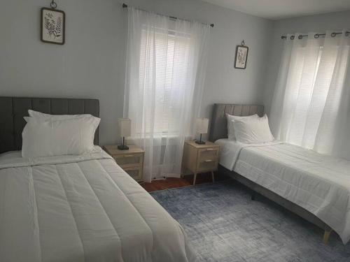 Ένα ή περισσότερα κρεβάτια σε δωμάτιο στο Charming Condo near Gillette Stadium
