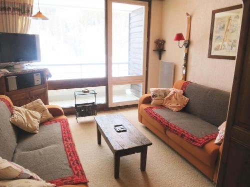 un salon avec deux canapés et une table basse dans l'établissement Résidence Luberon - Super Appartement aux Pieds des Pistes 5 Couchages MAE-0081, à Vars