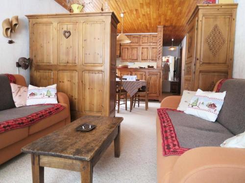 un salon avec deux canapés et une table basse dans l'établissement Résidence Luberon - Super Appartement aux Pieds des Pistes 5 Couchages MAE-0081, à Vars