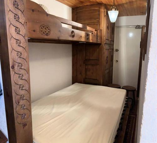 - une chambre avec des lits superposés dans une maison dans l'établissement Résidence Luberon - Super Appartement aux Pieds des Pistes 5 Couchages MAE-0081, à Vars
