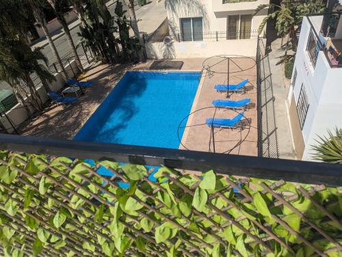 een zwembad met stoelen en een hek bij Kiti 2 bedroom Penthouse in Kiti