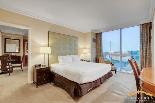 拉斯维加斯MGM Signature-04-714 1Br 2Ba Balcony Suite的大型酒店客房设有一张床、一张书桌和一张书桌