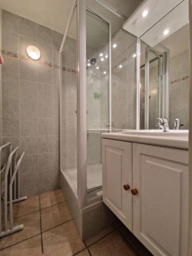 une salle de bain blanche avec une douche et un lavabo dans l'établissement Résidence Hameau - Appartement ski aux pieds avec magnifique vue MAE-0101, à Vars