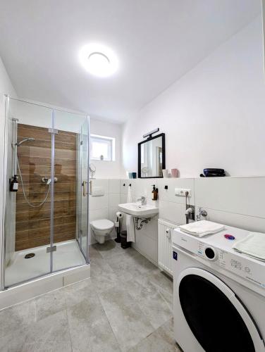 a bathroom with a shower and a toilet and a sink at BohnApartments - Design Suiten Am Markt - Vollausstattung - WLAN - Zentrum in Ilmenau