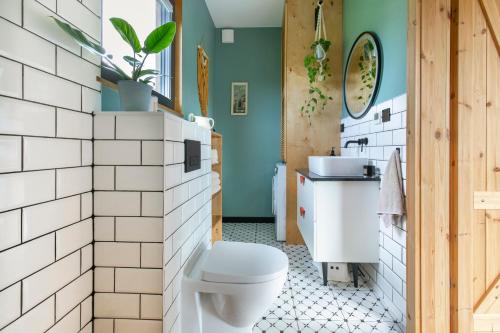 a bathroom with a toilet and a sink at Casa Dobra in Dobra