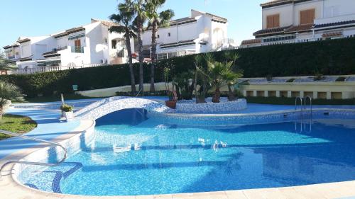 una piscina de agua azul frente a un edificio en Apartment Maritime, en La Mata