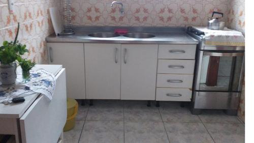 eine Küche mit Spüle und Herd in der Unterkunft Linda Casa Térrea em Xangri-Lá in Xangri-lá