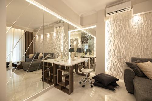 ''Mirroring'' by InFox Suites