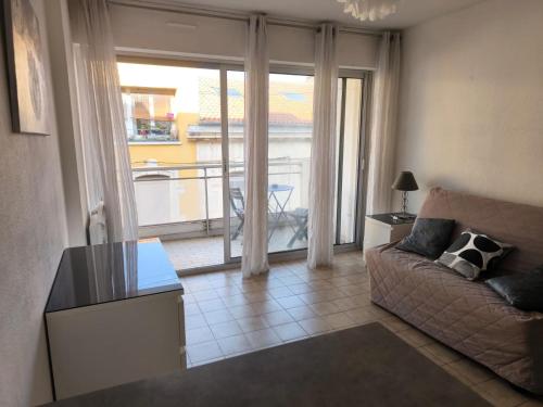 d'un salon avec un canapé et un balcon. dans l'établissement Studio SETE CV, à Sète