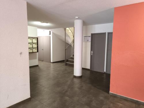 une chambre vide avec une colonne et un escalier dans l'établissement Studio SETE CV, à Sète