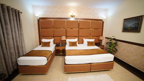Postel nebo postele na pokoji v ubytování Orchid Inn by WI Hotel