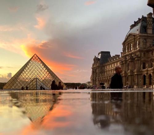 a view of the louvre pyramid in front of a building at Villa arborée aux Portes de Paris in Bobigny