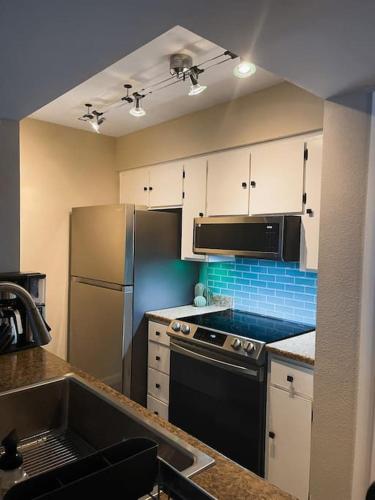 Una cocina o cocineta en Cheerful & Relaxing 5 Location Pool Parking