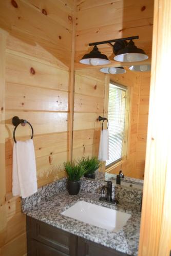 Gambar di galeri bagi Counting Stars Luxury Cabin! di Townsend