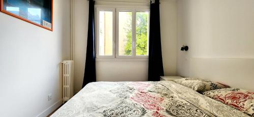 une chambre avec un lit et une fenêtre dans l'établissement Boulogne, Near Roland Garros, à Boulogne-Billancourt