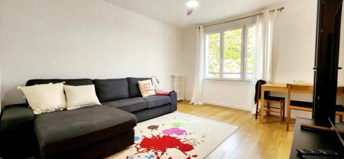 ein Wohnzimmer mit Sofa und Tisch in der Unterkunft Boulogne, Near Roland Garros in Boulogne-Billancourt