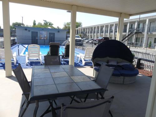 Πισίνα στο ή κοντά στο Big Chief Motel