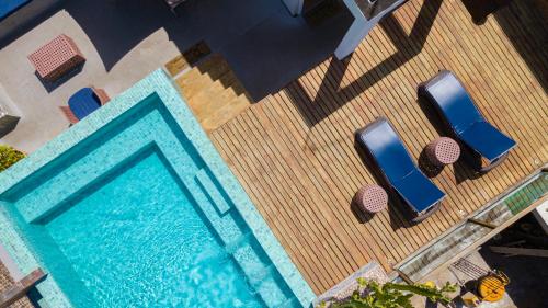 an overhead view of a swimming pool with chairs and tables at Pousada Renda do Mar in Morro de São Paulo