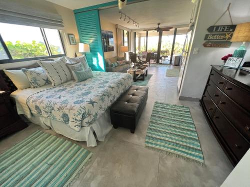Letto o letti in una camera di Luxurious Beachfront Condo!!! Paradise at your toes