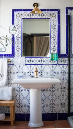 a bathroom with a sink and a mirror at Hotel Palacio de Hemingway in Ronda