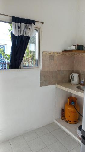 a kitchen with a counter and a window with a toaster at Hostel en Almirante Brown in Villa Martín Arín