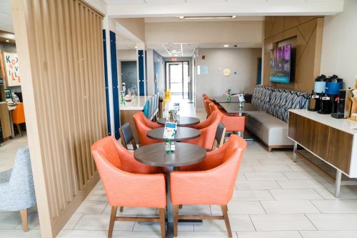 Гостиная зона в Holiday Inn Express Hotel & Suites Knoxville-North-I-75 Exit 112 by IHG