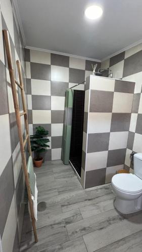 Ένα μπάνιο στο Munay Guest House