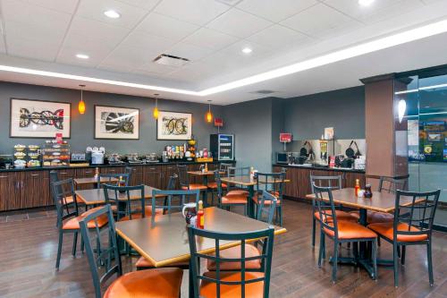 a restaurant with tables and chairs and a counter at Best Western Plus Olathe Hotel in Olathe