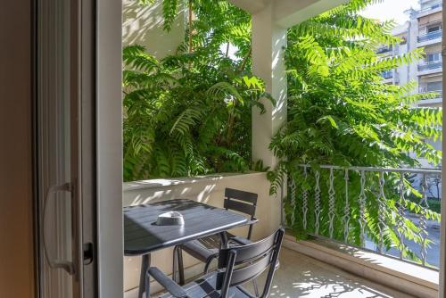 The Azure Teal Athens 2 mins from the metro ! Fully airconditioned!
