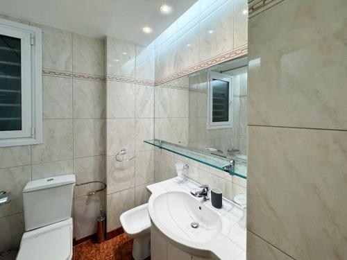 The Azure Teal Athens 2 mins from the metro ! Fully airconditioned!