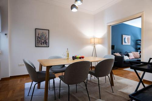 The Azure Teal Athens 2 mins from the metro ! Fully airconditioned!