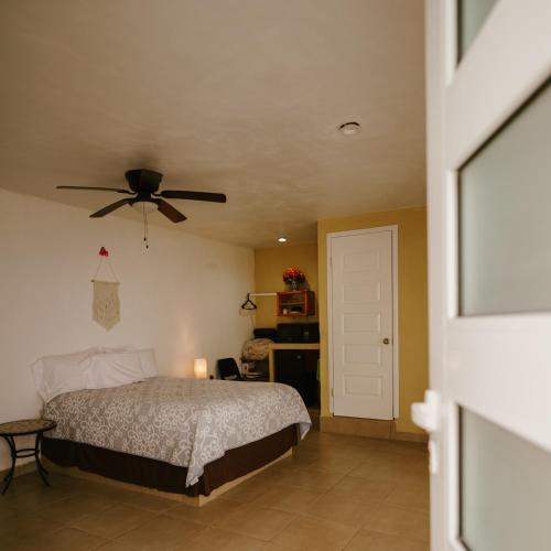 Una cama o camas en una habitación de Guzman Suites