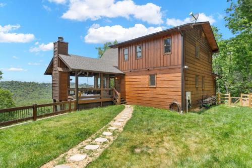 Blockhaus mit einer Veranda und einer Terrasse in der Unterkunft Luxury 4Br Game Room Hot tub long-range Mtn view in Blue Ridge