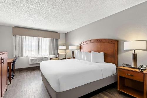 a bedroom with a large white bed and a window at Best Western Plus At Lake Powell in Page