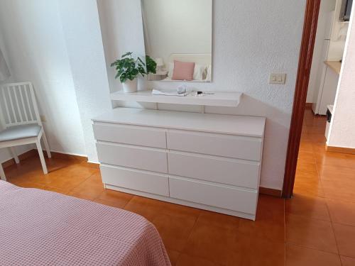 a white dresser with a mirror and a sink at Apartamento Helena en Garden City con piscina climatizada in Playa Fañabe