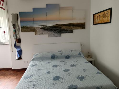 una camera da letto con un letto e dipinti alle pareti di Casa Vacanze Stella Maris Vasto Marina centro a Vasto