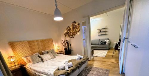 Ένα ή περισσότερα κρεβάτια σε δωμάτιο στο Luxury suite with private sauna free parking