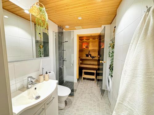 Ένα μπάνιο στο Luxury suite with private sauna free parking