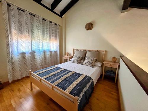 ein Schlafzimmer mit einem Bett und einem Fenster in der Unterkunft Casa Rural Sierra Norte 68 in El Ronquillo