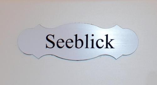 a sign with the word seethell on a wall at Gutshof-Penthouse-Wohnung- Seeblick in Klein Upahl