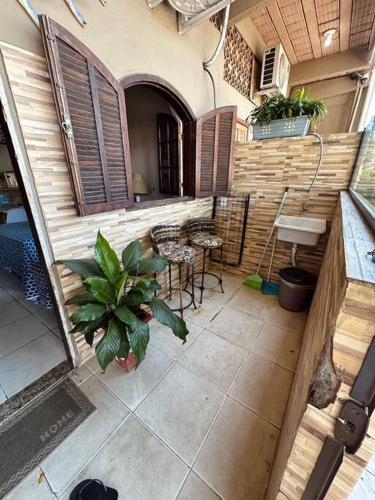 an outdoor patio with a table and chairs and a sink at Studio completo com ar condicionado, na Verolme in Angra dos Reis