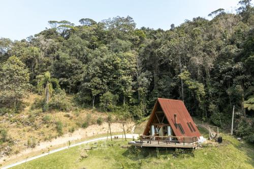 a small house in the middle of a forest at Chalé Alcântara - Com banheira para casal in São Pedro de Alcântara