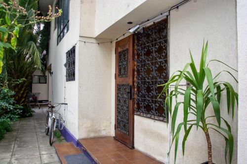a bike parked next to a building with a door at Hostal EntreOrientes in Viña del Mar