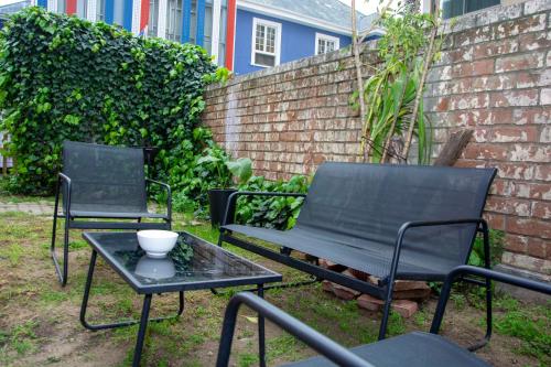 two black chairs and a table on a patio at Hostal EntreOrientes in Viña del Mar