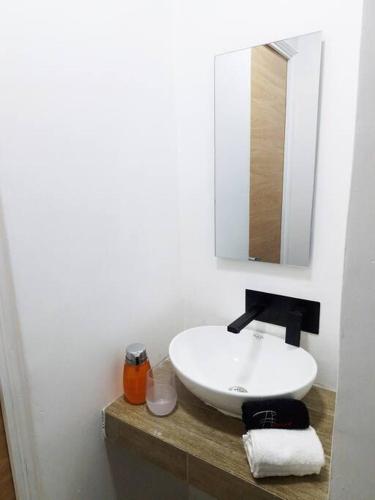 a bathroom with a white sink and a mirror at Moderno y Confortable Apto 4 Familiar Primer Nivel in El Rodeo