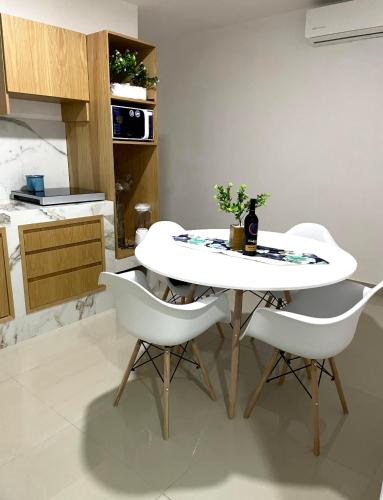 a white table and chairs in a kitchen at Torre Loshea in Culiacán