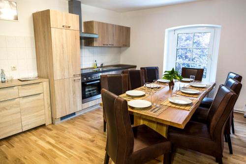 a kitchen and dining room with a table and chairs at Gutshofwohnung Hofblick in Klein Upahl